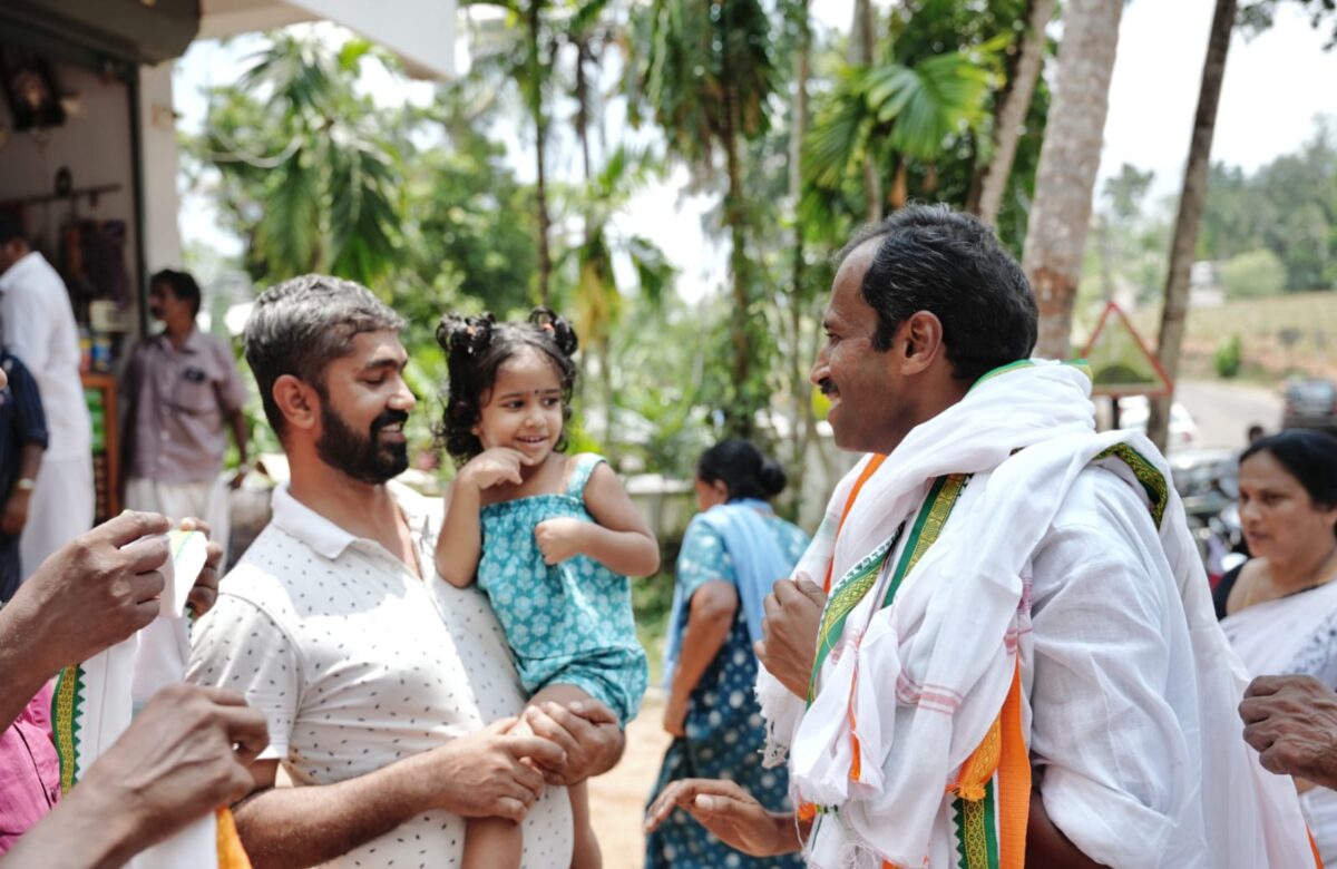നാട്ടുകാരുടെ സ്നേഹം സ്വീകരിച്ചു പാമ്പാക്കുടയിൽ അനൂപ് ജേക്കബ്