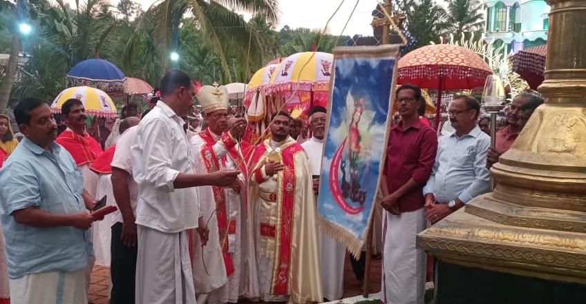 കോളങ്ങയി പള്ളിയിൽ വിശുദ്ധ മിഖായേൽ മാലാഖയുടെ തിരുനാൾ കൊടി കയറി