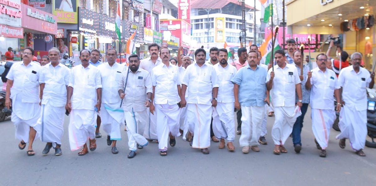 പെട്രോൾ ഡീസൽ വില വർധനവിൽ പ്രതിഷേധിച്ചു പന്തം കൊളുത്തി പ്രകടനം നടത്തി.                                