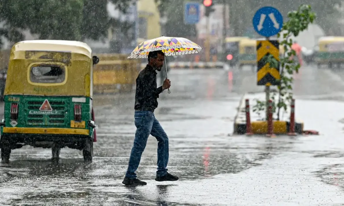 സംസ്ഥാനത്ത് ഒറ്റപ്പെട്ടയിടങ്ങളില്‍ ശക്തമായ മഴയ്ക്ക് സാധ്യത. ആറ് ജില്ലകളില്‍ യെല്ലോ അലേര്‍ട്ട് പ്രഖ്യാപിച്ചു.