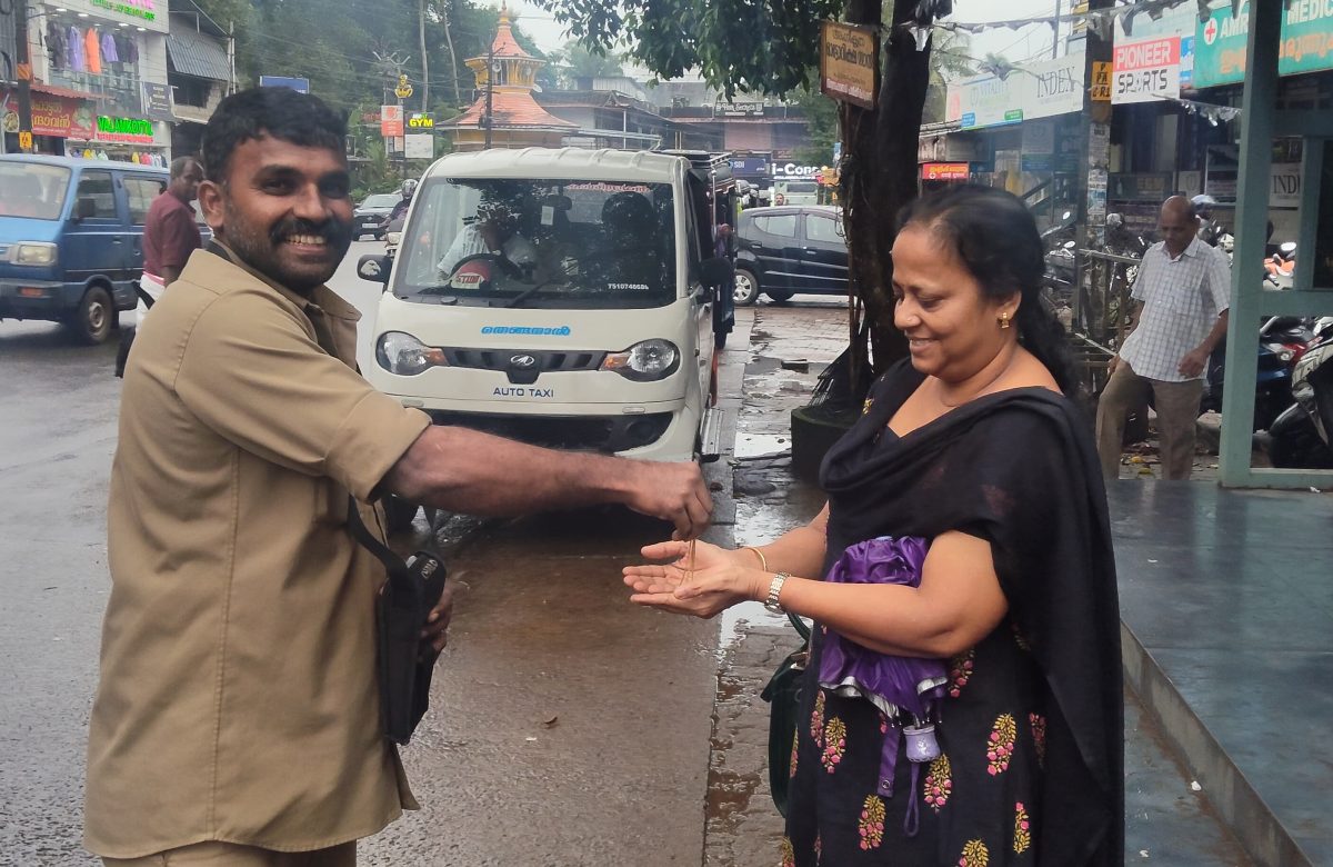 കെ എസ് ആർ ടീ സി ബസ് ജീവനക്കാർ മാതൃകയായി, വീട്ടമ്മയ്ക്ക് സ്വർണ്ണമാല തിരികെ കിട്ടി 