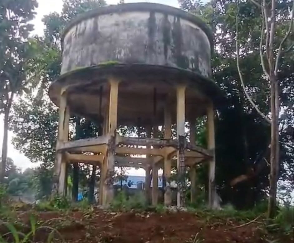 അപകടാവസ്ഥയിൽ നിലനിന്ന വാട്ടർ ടാങ്ക് പുത്തൻകുരിശ് പഞ്ചായത്ത് അധികൃതർ ഇടപെട്ട് പൊളിച്ചുനീക്കി