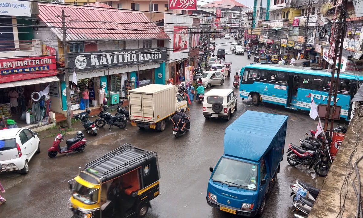 ഗതാഗതക്കുരുക്കിൽ വീർപ്പു മുട്ടി പിറവം ടൗൺ ; അശാസ്ത്രീയ പാർക്കിംഗിനെതിരെ യാതൊരു നടപടിയുമില്ല