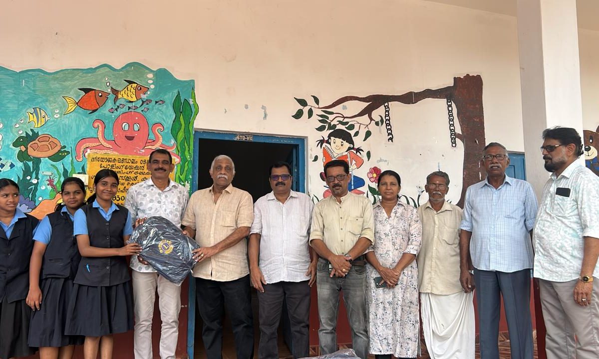 ലയൺസ് ക്ലബ് വിദ്യാർത്ഥികൾക്ക് സ്കൂൾ ബാഗുകൾ വിതരണം ചെയ്തു
