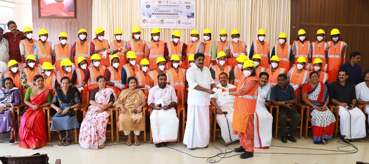 ശുചീകരണ തൊഴിലാളികൾക്കായി സുരക്ഷാ കിറ്റ്, ഹെൽത്ത് കാർഡ്, വിതരണം ചെയ്തു